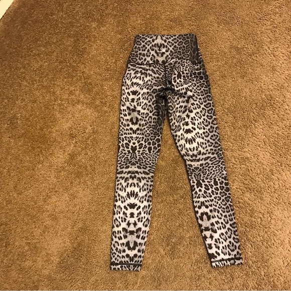 Yogalicious Leopard Print Leggings - Black and Gray super cute and flattering - Picture 4 of 5